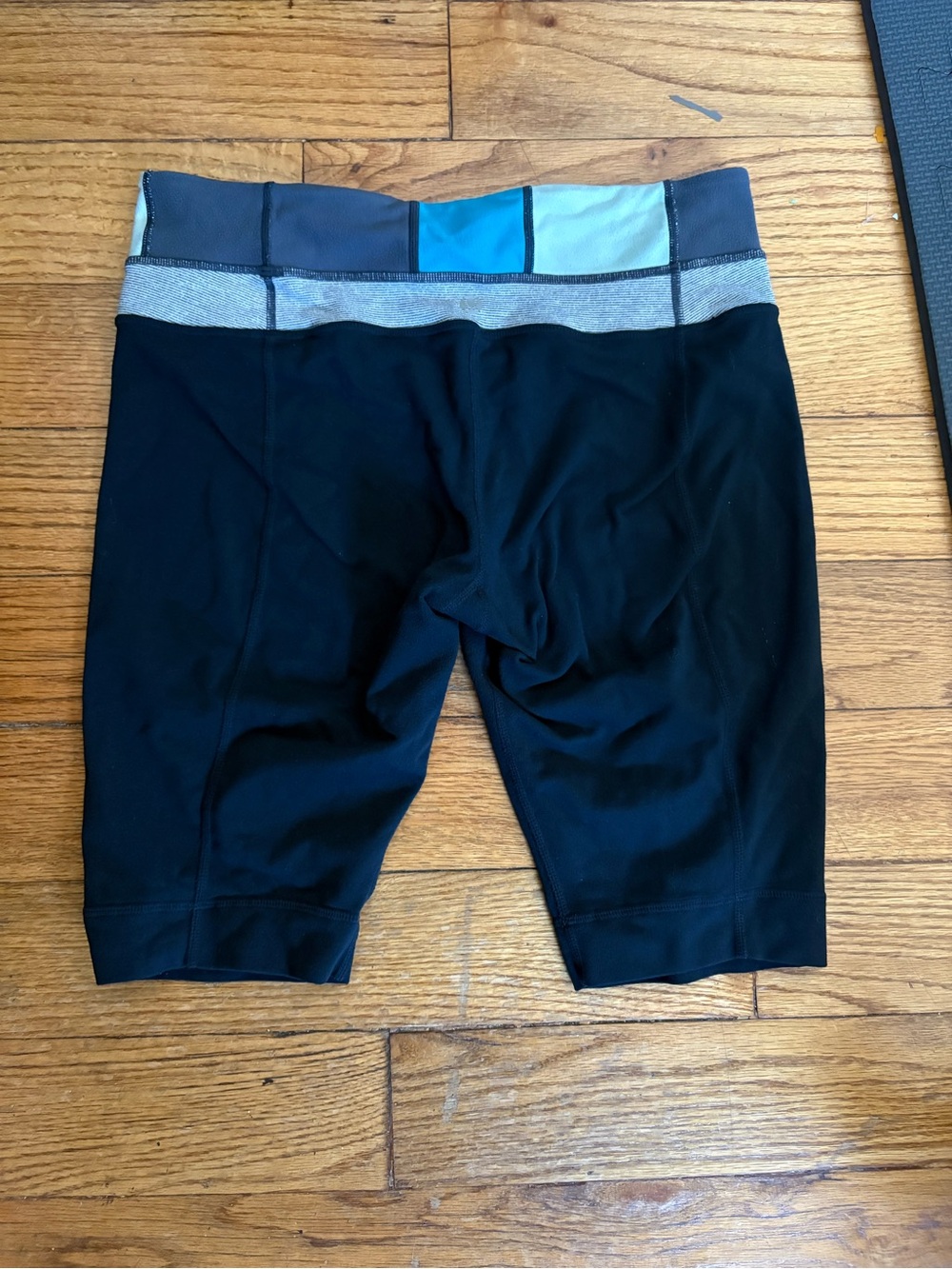 lululemon athletica Groove Black Bike Shorts with Blue Accent Waistband Size 6